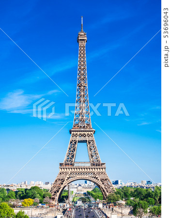 パリ　エッフェル塔　縦位置 53696043