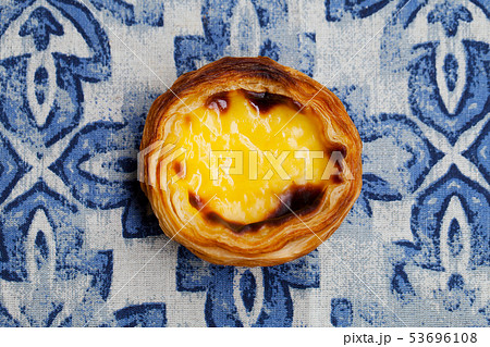 Egg tart, traditional Portuguese dessert, pastel de nata. Blue background. Close up. Top view. 53696108