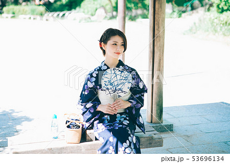 日陰で涼む浴衣の女性 日陰で涼む浴衣の女性 53696134