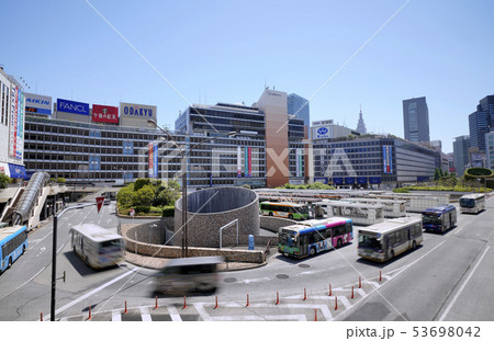 日本の東京都市景観 新宿駅西口などを望む 53698042