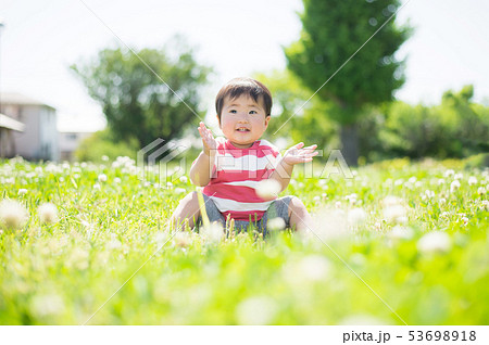 芝生で遊ぶ赤ちゃん 53698918