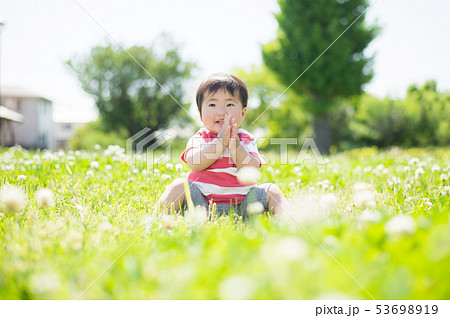 芝生で遊ぶ赤ちゃん 芝生で遊ぶ赤ちゃん 53698919