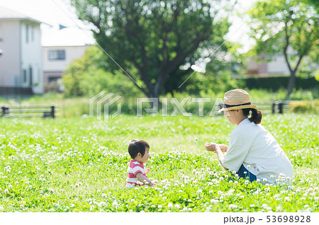 公園で遊ぶ親子 公園で遊ぶ親子 53698928