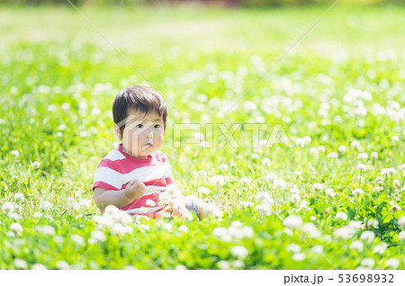 芝生で遊ぶ赤ちゃん 53698932
