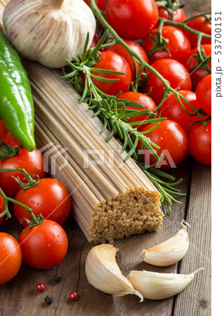 Whole wheat spaghetti, vegetables and herbs 53700151