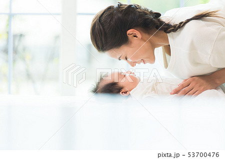 赤ちゃんとお母さん 赤ちゃんとお母さん 53700476