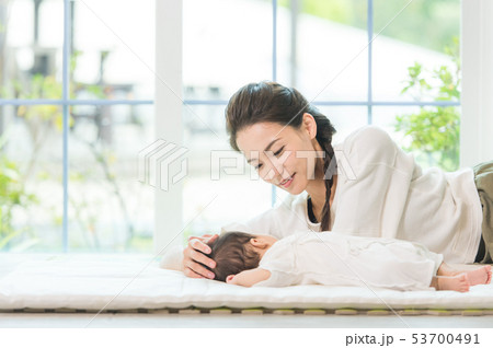 赤ちゃんとお母さん 赤ちゃんとお母さん 53700491