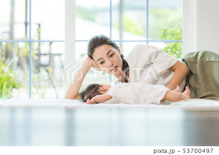 赤ちゃんとお母さん 赤ちゃんとお母さん 53700497
