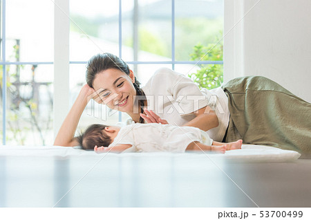 赤ちゃんとお母さん 赤ちゃんとお母さん 53700499