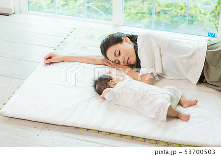 赤ちゃんとお母さん 昼寝 赤ちゃんとお母さん 昼寝 53700503