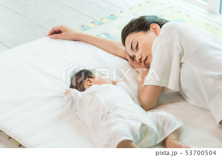 赤ちゃんとお母さん 昼寝 赤ちゃんとお母さん 昼寝 53700504