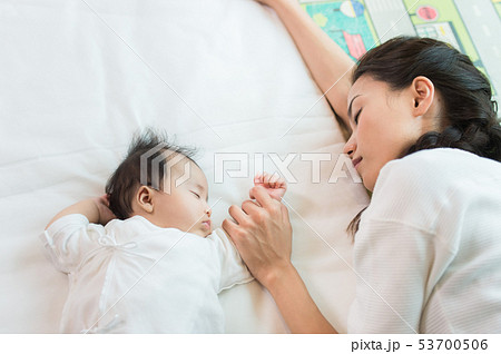 赤ちゃんとお母さん 昼寝 赤ちゃんとお母さん 昼寝 53700506