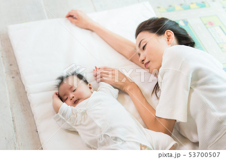 赤ちゃんとお母さん 昼寝 赤ちゃんとお母さん 昼寝 53700507