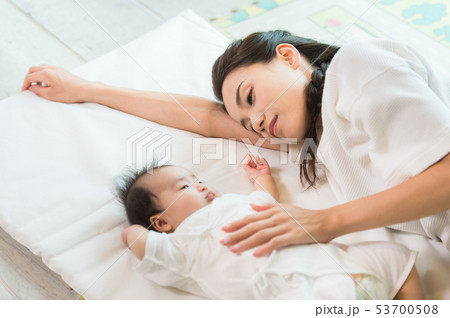 赤ちゃんとお母さん 53700508