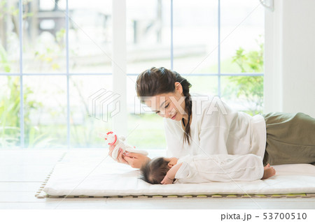 赤ちゃんとお母さん 赤ちゃんとお母さん 53700510
