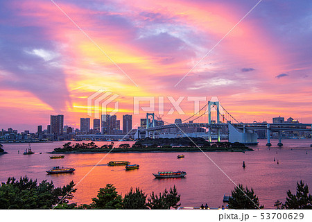 お台場 レインボーブリッジ 夕焼けの写真素材