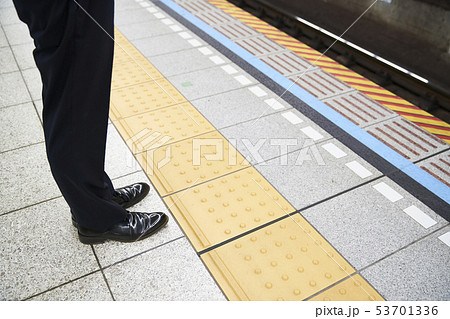 電車 ホーム 電車 ホーム 53701336