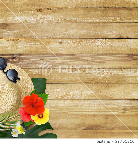 背景 海 夏 木目 モンステラ 麦わら帽子 サングラスプルメリアのイラスト素材