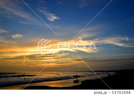 湘南片瀬海岸から見る夕焼け空 53701698