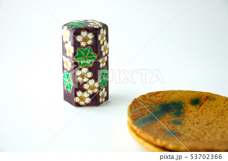 清水焼の花柄楊枝入れと黄瀬戸の菓子皿1 清水焼の花柄楊枝入れと黄瀬戸の菓子皿1 53702366