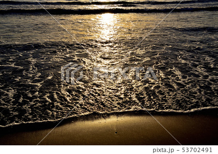 夕暮れの砂浜と打ち寄せる波 夕暮れの砂浜と打ち寄せる波 53702491