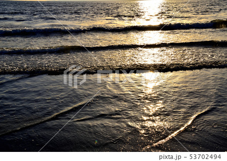 夕暮れの砂浜と打ち寄せる波 夕暮れの砂浜と打ち寄せる波 53702494