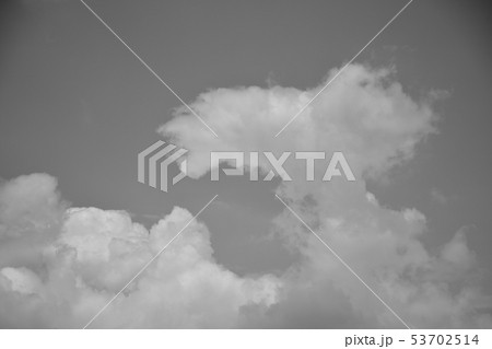 もくもく涌き雲　　天候急変　　大空と涌き雲 53702514