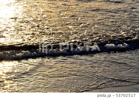 夕暮れの砂浜と打ち寄せる波 夕暮れの砂浜と打ち寄せる波 53702517
