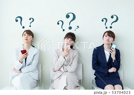 疑問を持つ女性グループ 53704023