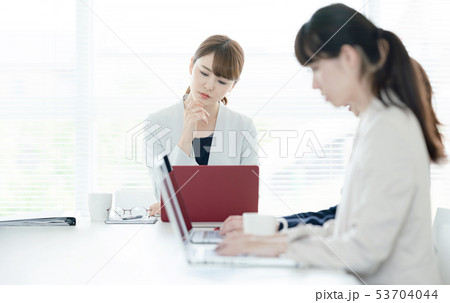 悩むビジネスウーマン  53704044