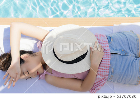 女性　リゾート　女子旅 53707030