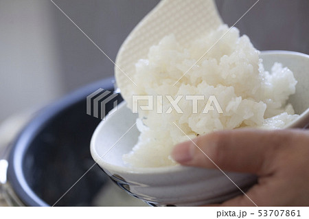 炊きたてのご飯を茶碗によそう 53707861