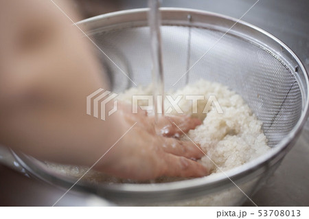 ザルでお米を研ぐ 53708013