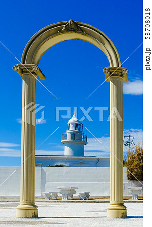 城ヶ島灯台公園のアーチの中に白い城ヶ島灯台 城ヶ島灯台公園のアーチの中に白い城ヶ島灯台 53708018