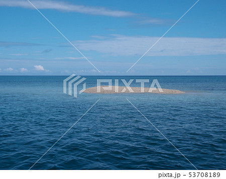 バラス島。上原港沖にあるサンゴのかけらでできた島。2019年5月31日撮影。 53708189