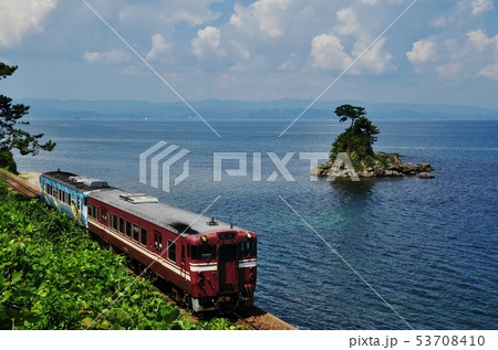 氷見線、雨晴・越中国分駅間を走る普通列車（キハ40系） 53708410