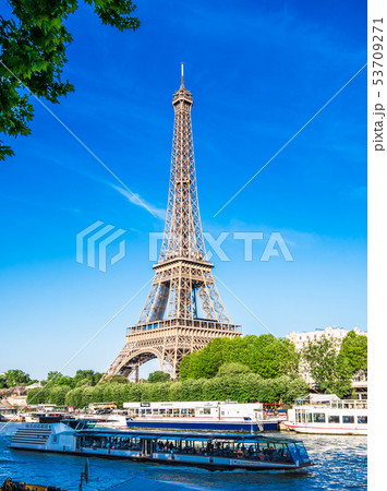 パリ　エッフェル塔とセーヌ川　縦位置 53709271