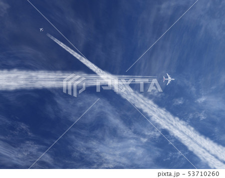 空と飛行機雲のある風景122のイラスト素材