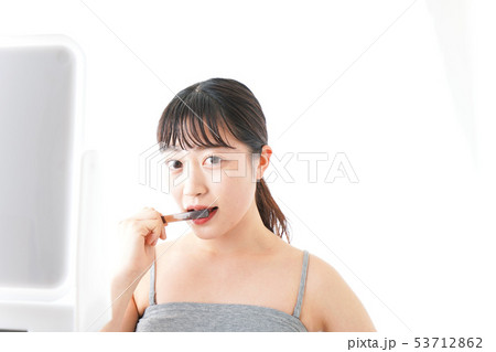 ハミガキをする若い女性 53712862