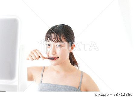 ハミガキをする若い女性 53712866