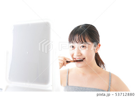 ハミガキをする若い女性 ハミガキをする若い女性 53712880