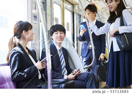 電車に乗車する男女 撮影協力 京王電鉄株式会社 の写真素材