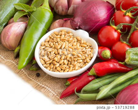 Whole wheat and vegetables 53719288