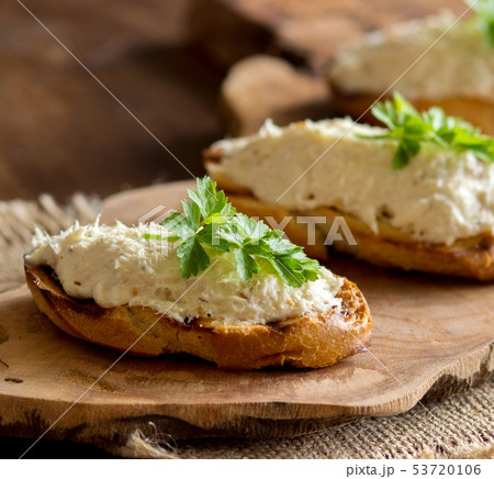 Toasted bread with a salted codfish mousse 53720106