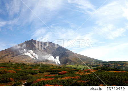 旭岳と姿見平の紅葉_白い噴煙_1 53720479