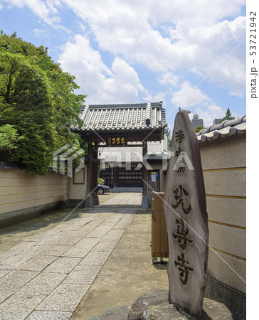 光専寺の参道と山門（東京都武蔵野市） 53721942