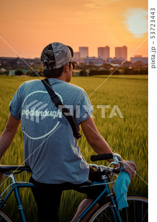 見沼田んぼの夕焼けを眺める2人の男性　上山口新田 53723443