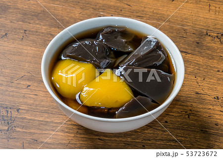 台湾の漢方黒ゼリー Licorice black jelly Taiwanese dessert 台湾の漢方黒ゼリー Licorice black jelly Taiwanese dessert 53723672