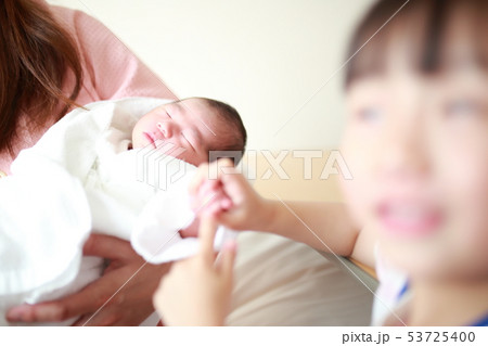 出産 (赤ちゃん お母さん 新生児 プレママ 初産 誕生 生命 産婦人科 乳児 病院 母親 家族) 出産 (赤ちゃん お母さん 新生児 プレママ 初産 誕生 生命 産婦人科 乳児 病院 母親 家族) 53725400