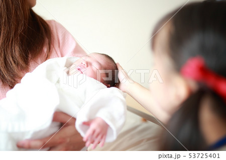 出産 (赤ちゃん お母さん 新生児 プレママ 初産 誕生 生命 産婦人科 乳児 病院 母親 家族) 出産 (赤ちゃん お母さん 新生児 プレママ 初産 誕生 生命 産婦人科 乳児 病院 母親 家族) 53725401